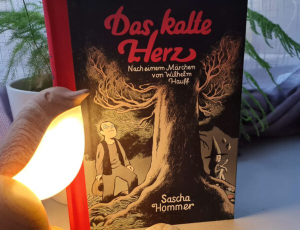 Sascha Hommer Das kalte Herz Titelbild zeigt eine Leuchte in Vogelform und das Buch mit rotem Leinenrücken